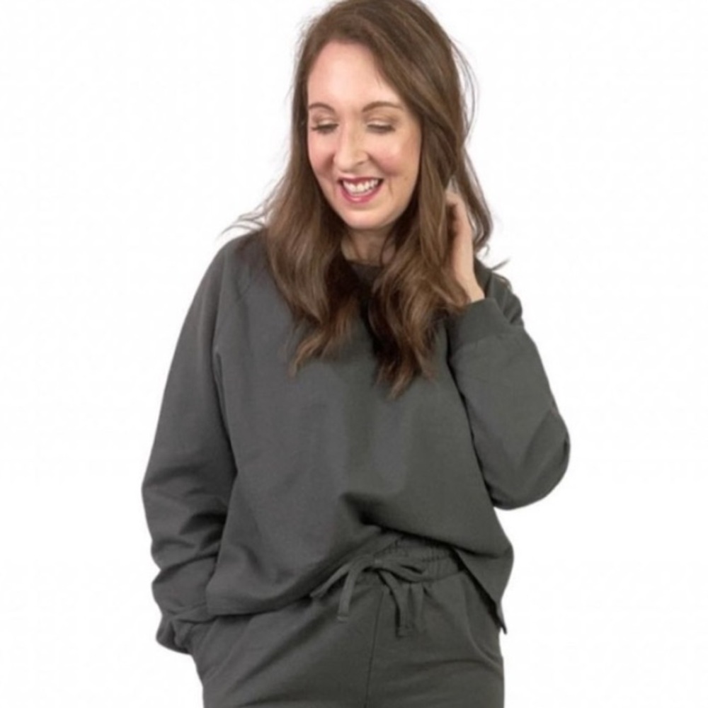 Zenana Crop Long Sleeve Lightweight Hi-Lo Sweatshirt Gray size Small
